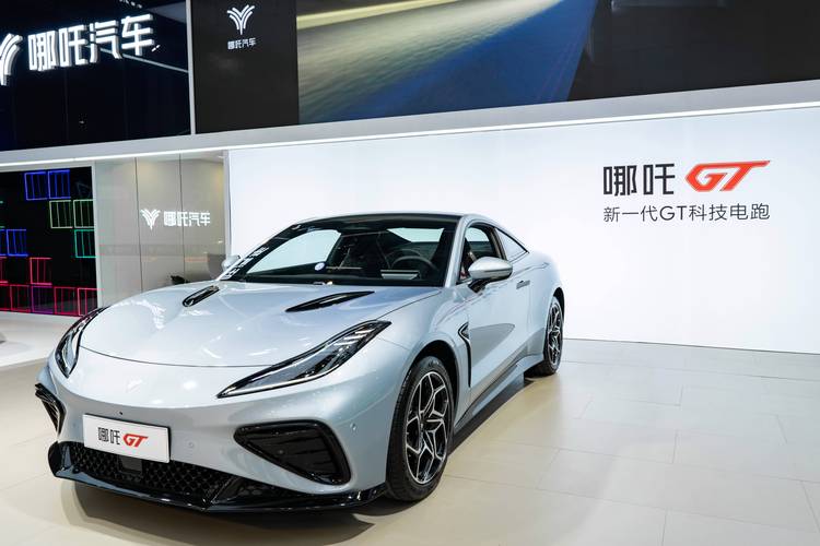 成都102哪吒汽车在智能汽车领域的表现，领途汽车在新能源汽车市场中的影响力